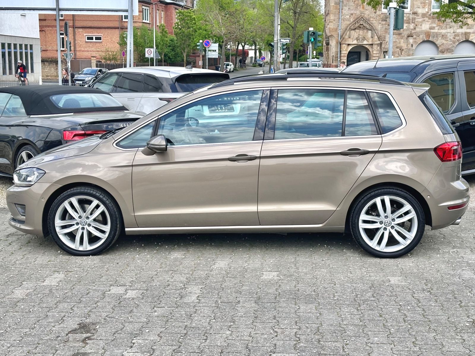 Fahrzeugabbildung Volkswagen GOLF SPORTSVAN VII HIGHLINE*MOD.2016+PANO+AUTOM.