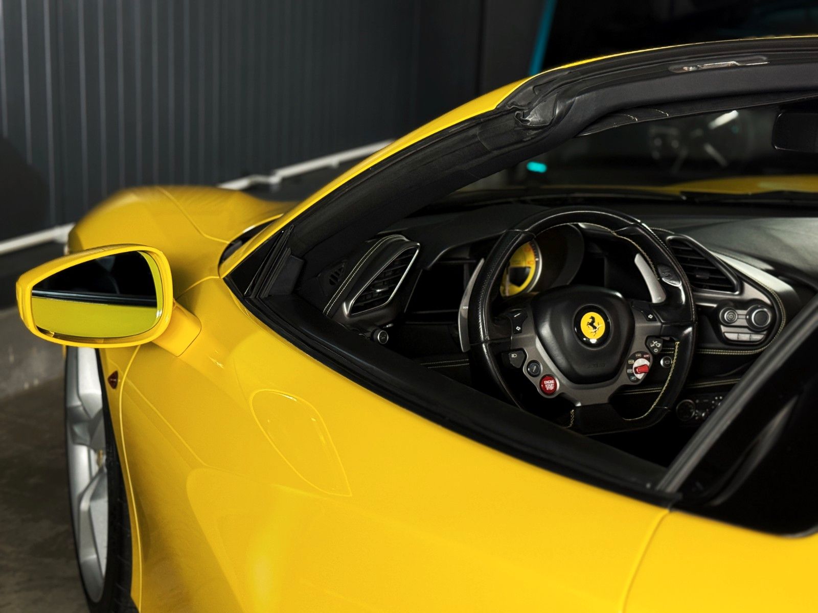 Fahrzeugabbildung Ferrari 488 Spider + Giallo Modena + Scuderia Shields