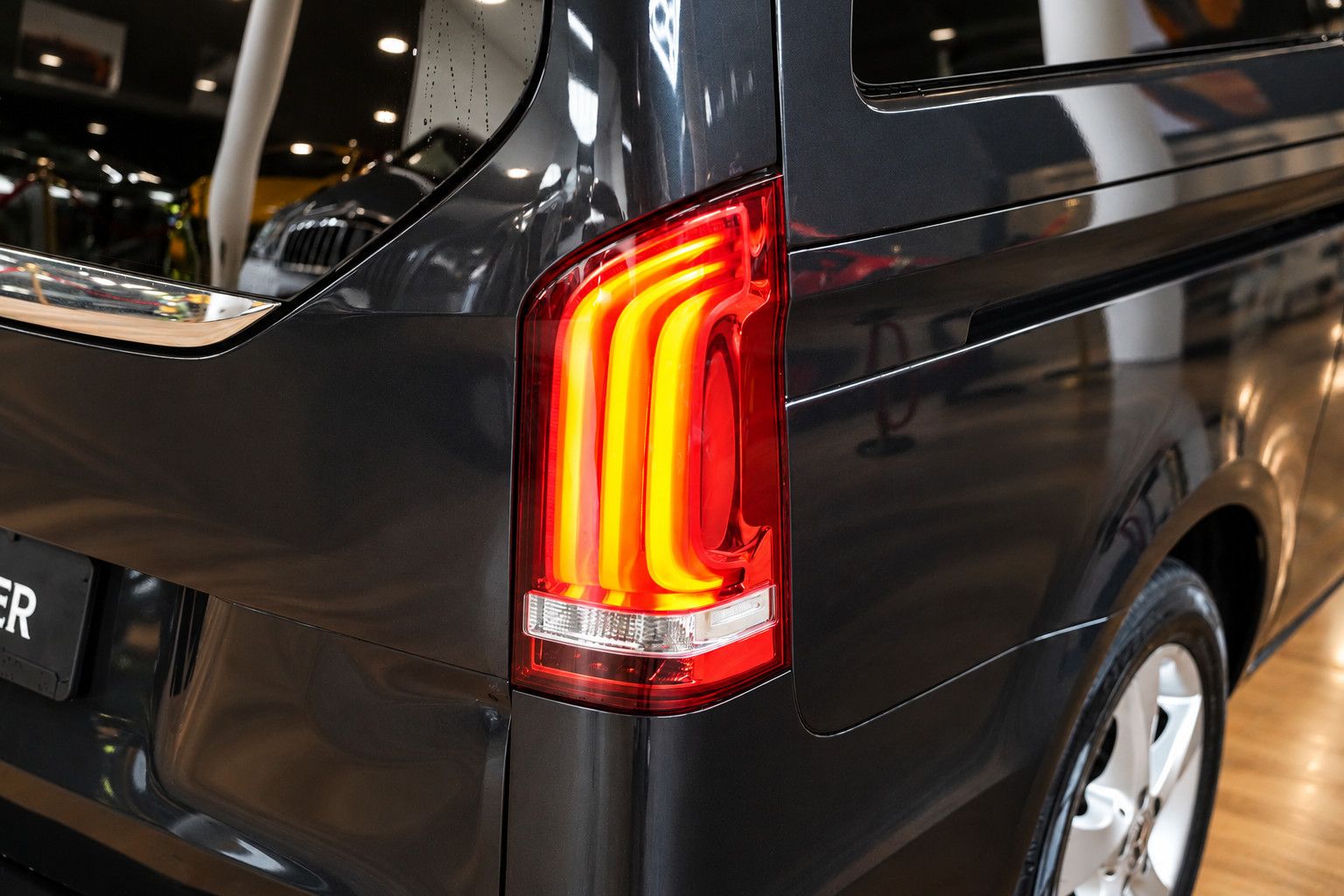 Fahrzeugabbildung Mercedes-Benz V 300d lang *Burmester*360°KAM*6-Sitz*SHZ*Navi