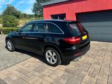 Mercedes-Benz GLC 250 d 4MATIC / AHK / wenig Km / AMG-Line  - Mercedes-Benz GLC 250 von privat