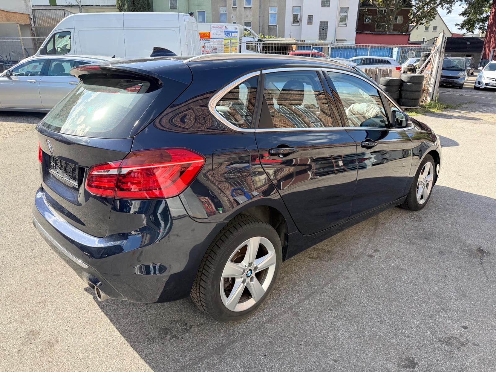 BMW 220i Active Tourer Luxury Line Pano Autom SHZ