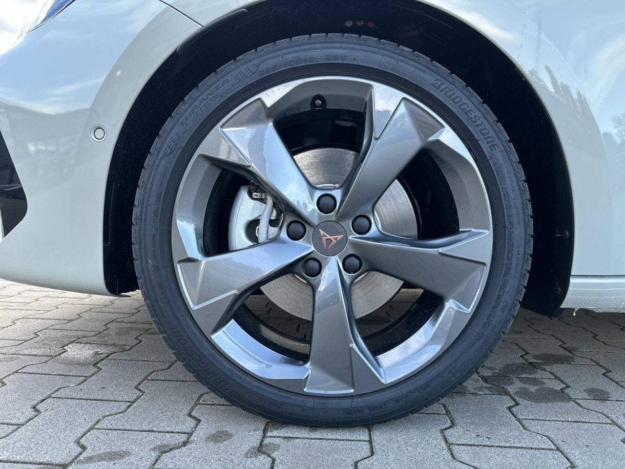 Fahrzeugabbildung CUPRA Leon Sportstourer 1.5 e-Hybrid 150 kW - mit KI generiert/bearbeitet