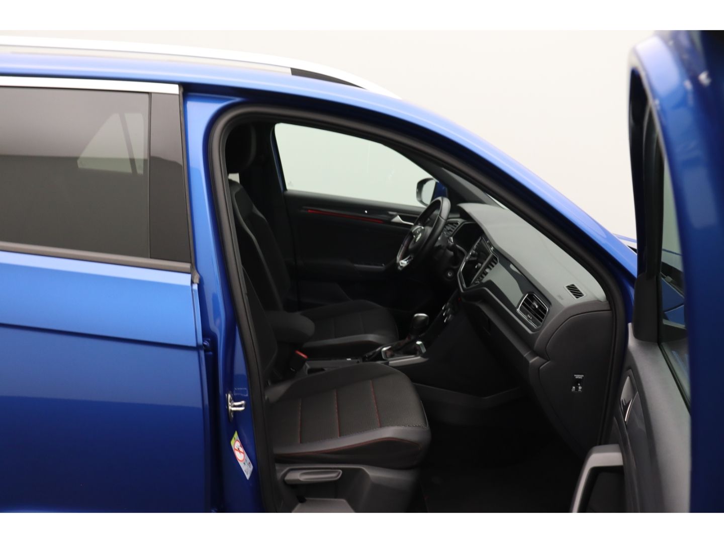 Fahrzeugabbildung Volkswagen T-Roc 1.5 Sport Pano Standheiz ACC SHZ Kamera