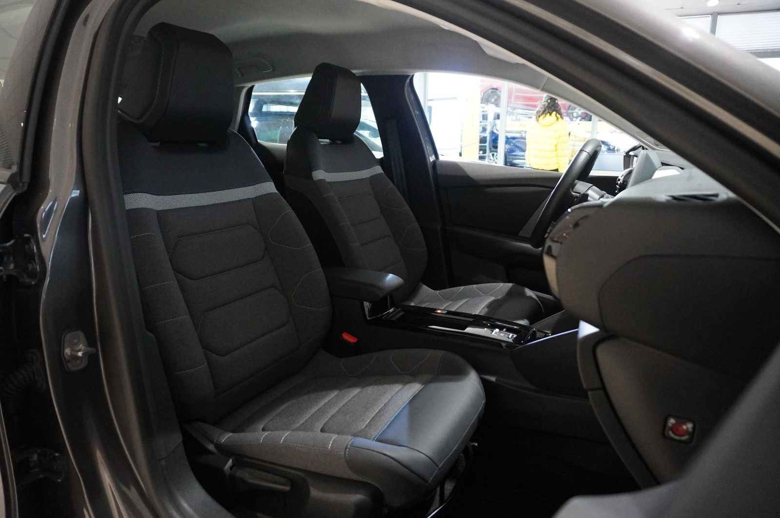 Fahrzeugabbildung Citroën C4 Lim. 1.2T PLUS NAVI/LED/KAMERA/SPORT /VIR/DAB