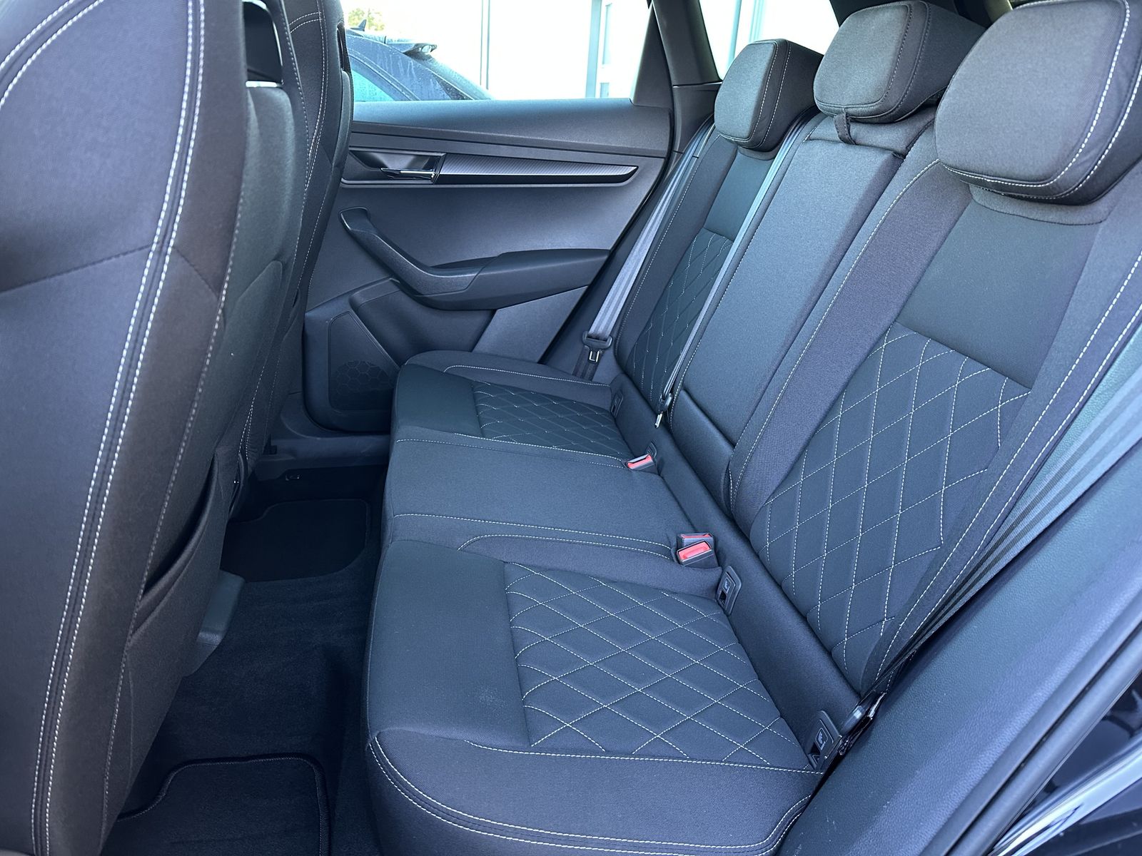 Fahrzeugabbildung SKODA Karoq 2.0 TDI DSG Sportline 4x4 NAV+LED+KAM+19ZO