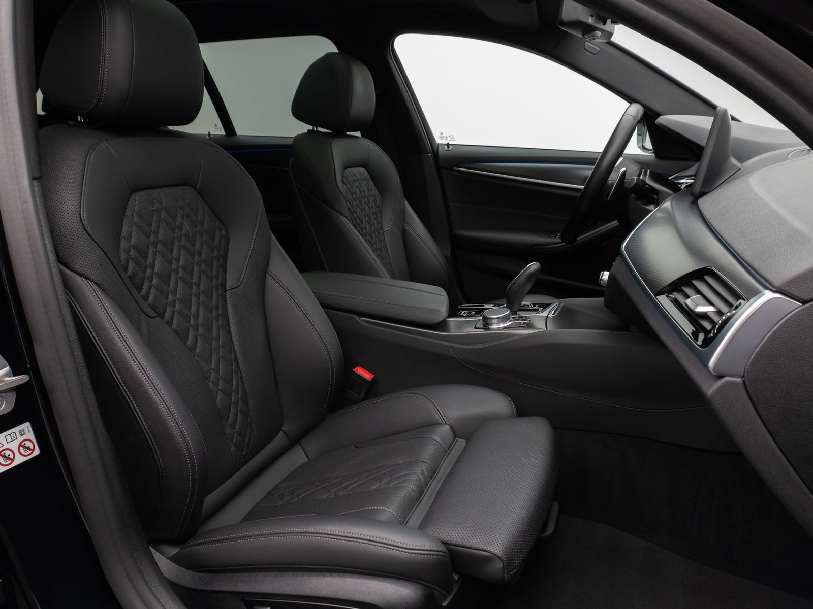 Fahrzeugabbildung BMW 530e M Sport Panorama Kamera DAB HiFi Alarm LED
