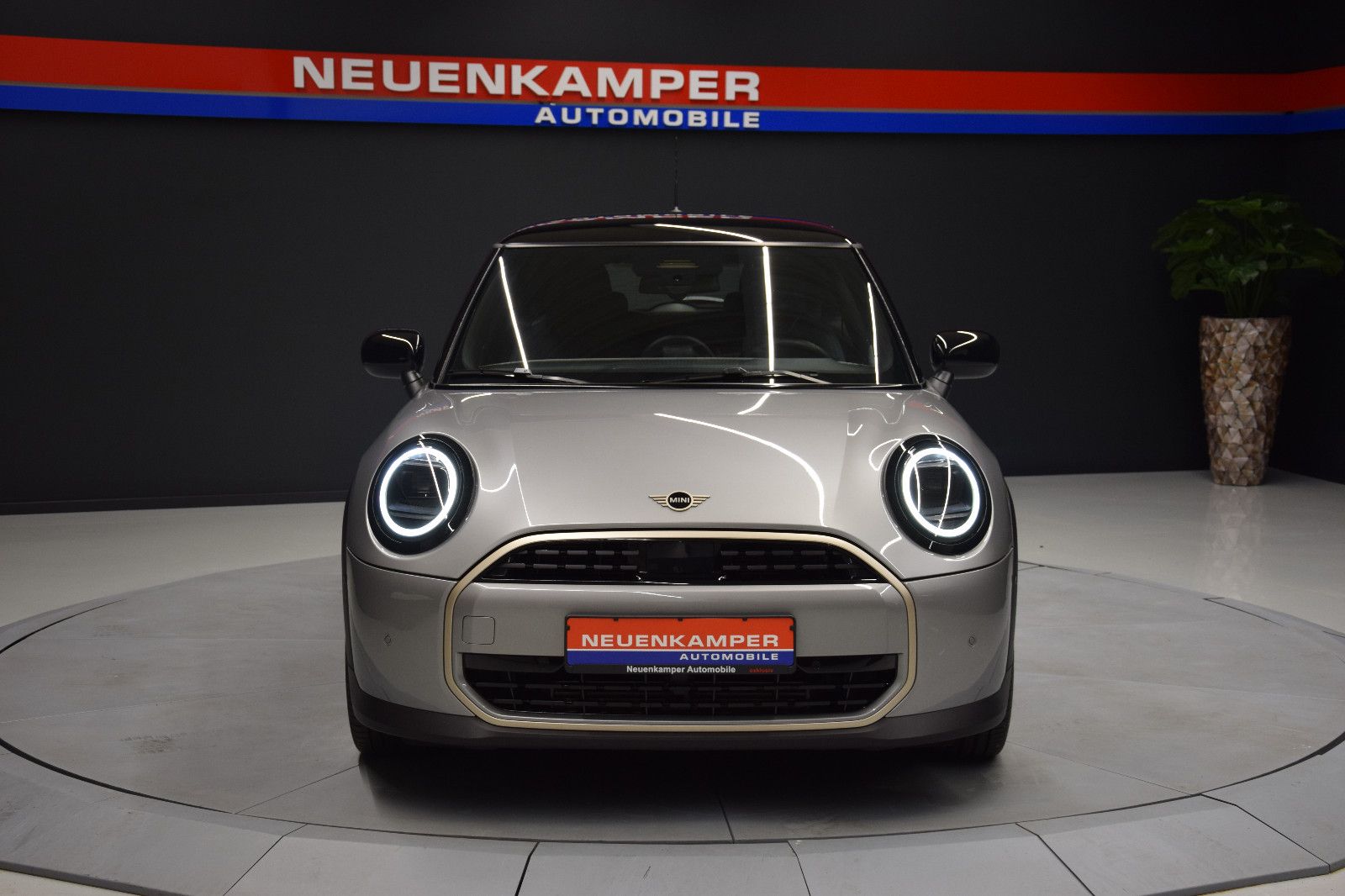 Fahrzeugabbildung MINI COOPER Mini 3-trg. Favoured Trim HeadUp Leder