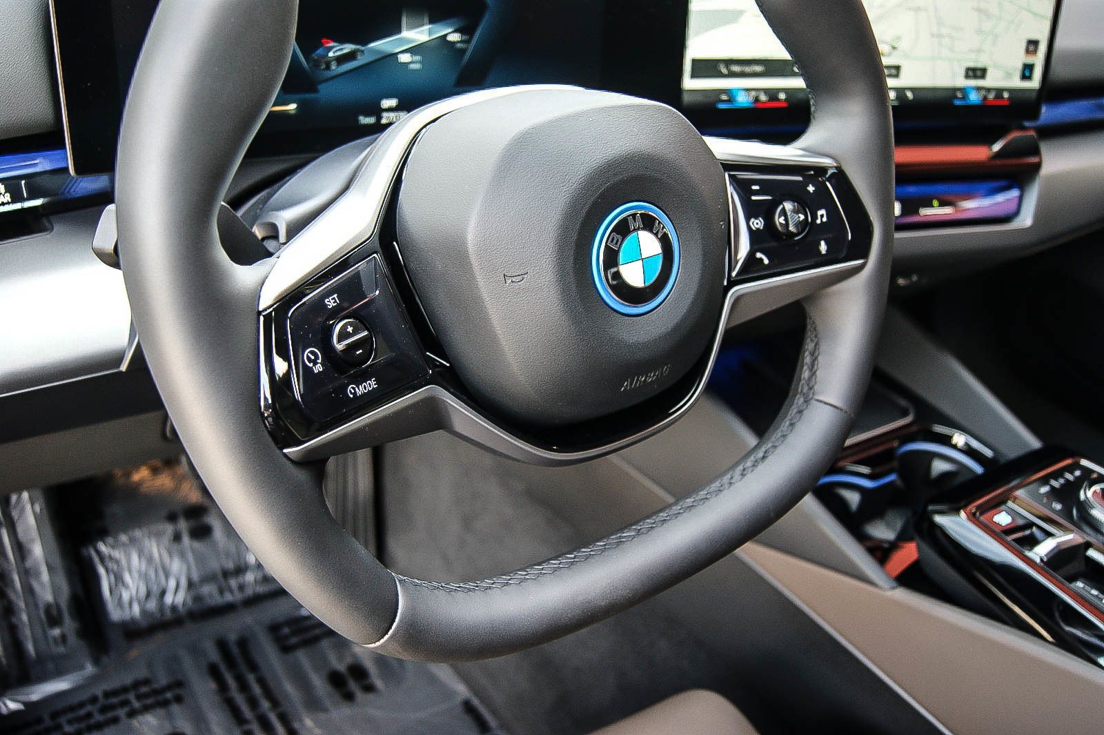 Fahrzeugabbildung BMW i5 Lim 40 eDrive HEAD-UP LEDER ESPRESSO KEYLESS