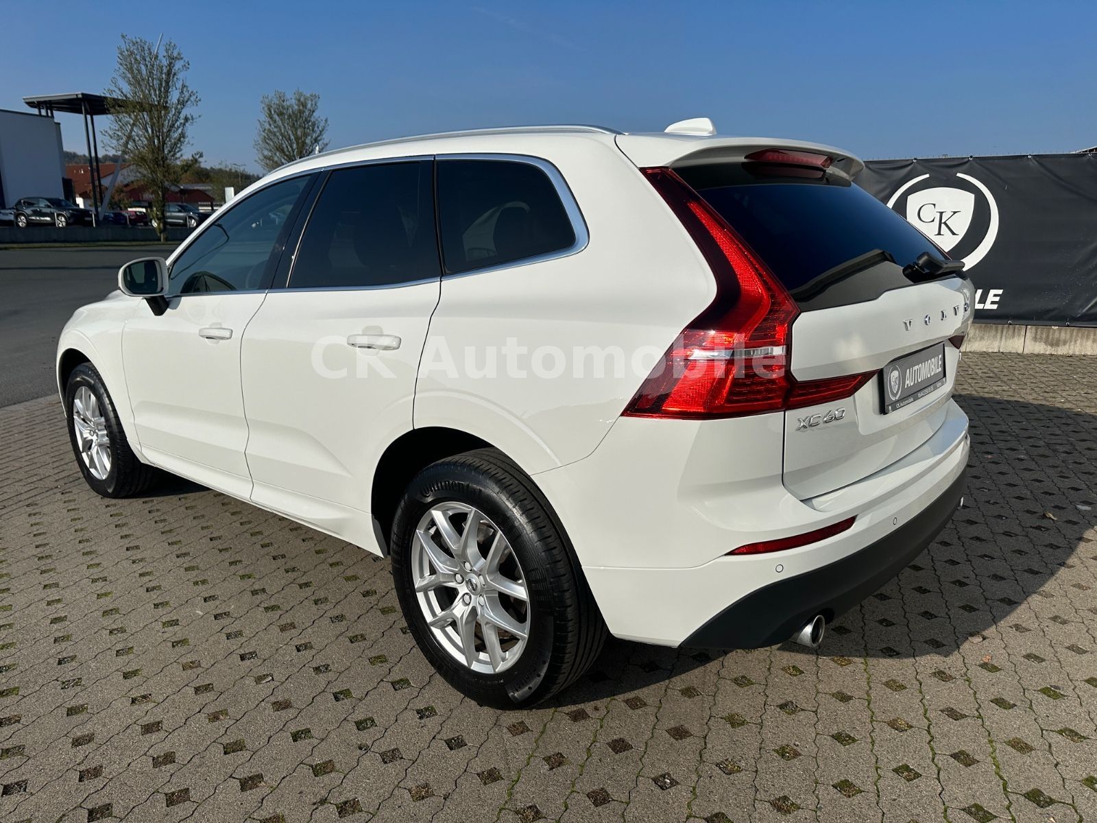 Fahrzeugabbildung Volvo XC60 B4 Momentum Pro AWD/Navi/Leder/Pano/LED/Kam