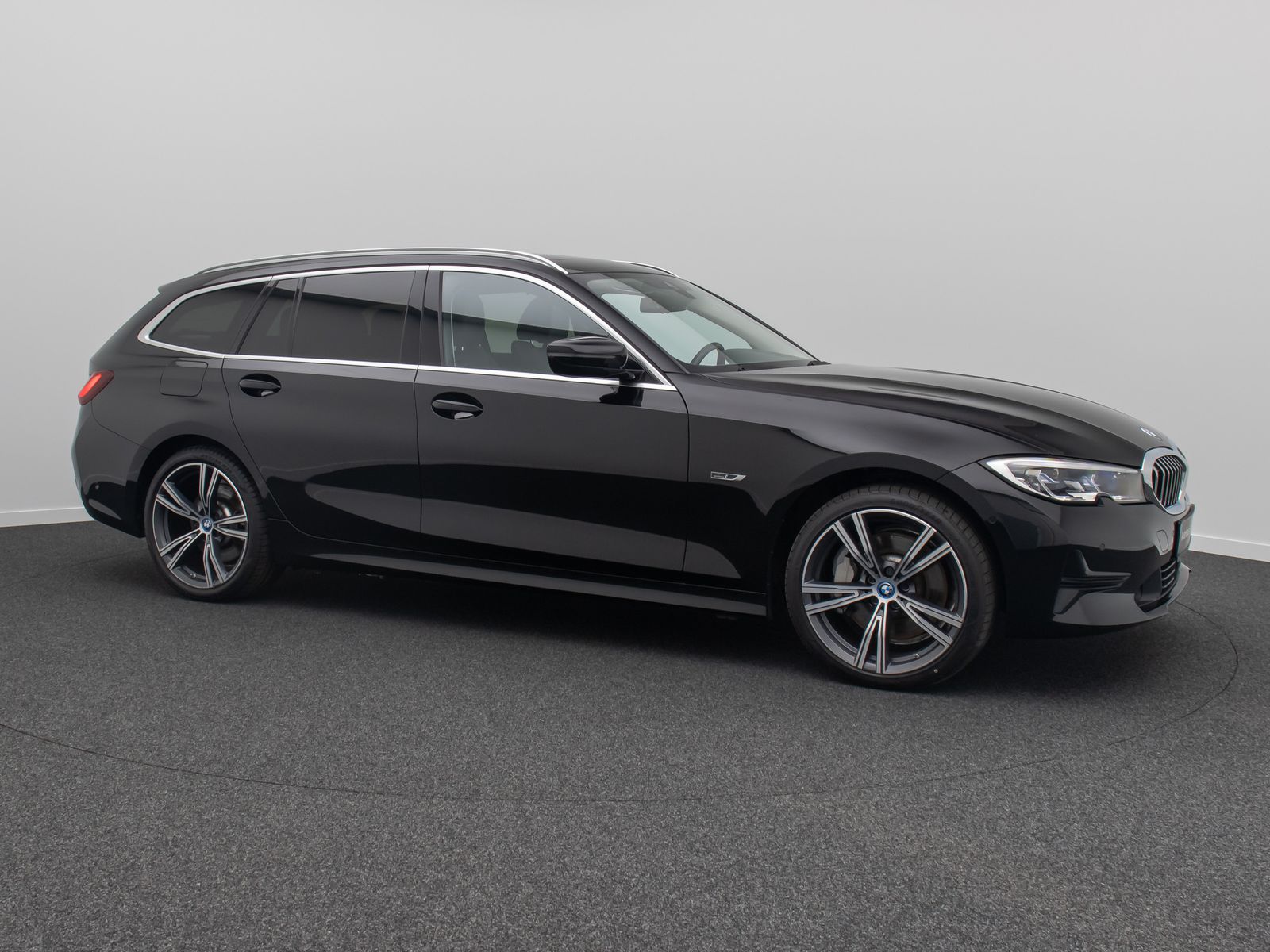 Fahrzeugabbildung BMW 330e xD ACC HUD Kamera DAB Alarm Panorama 19Zoll