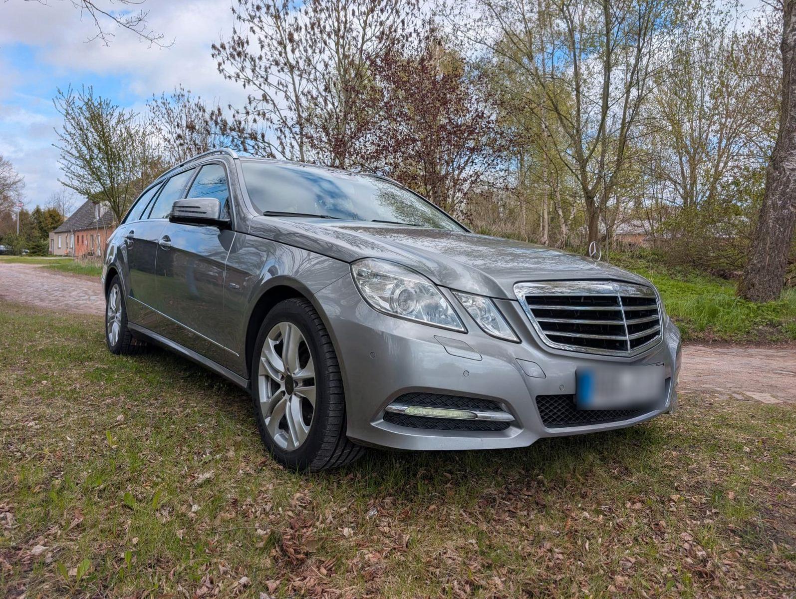 Mercedes-Benz E220 2010 — interior