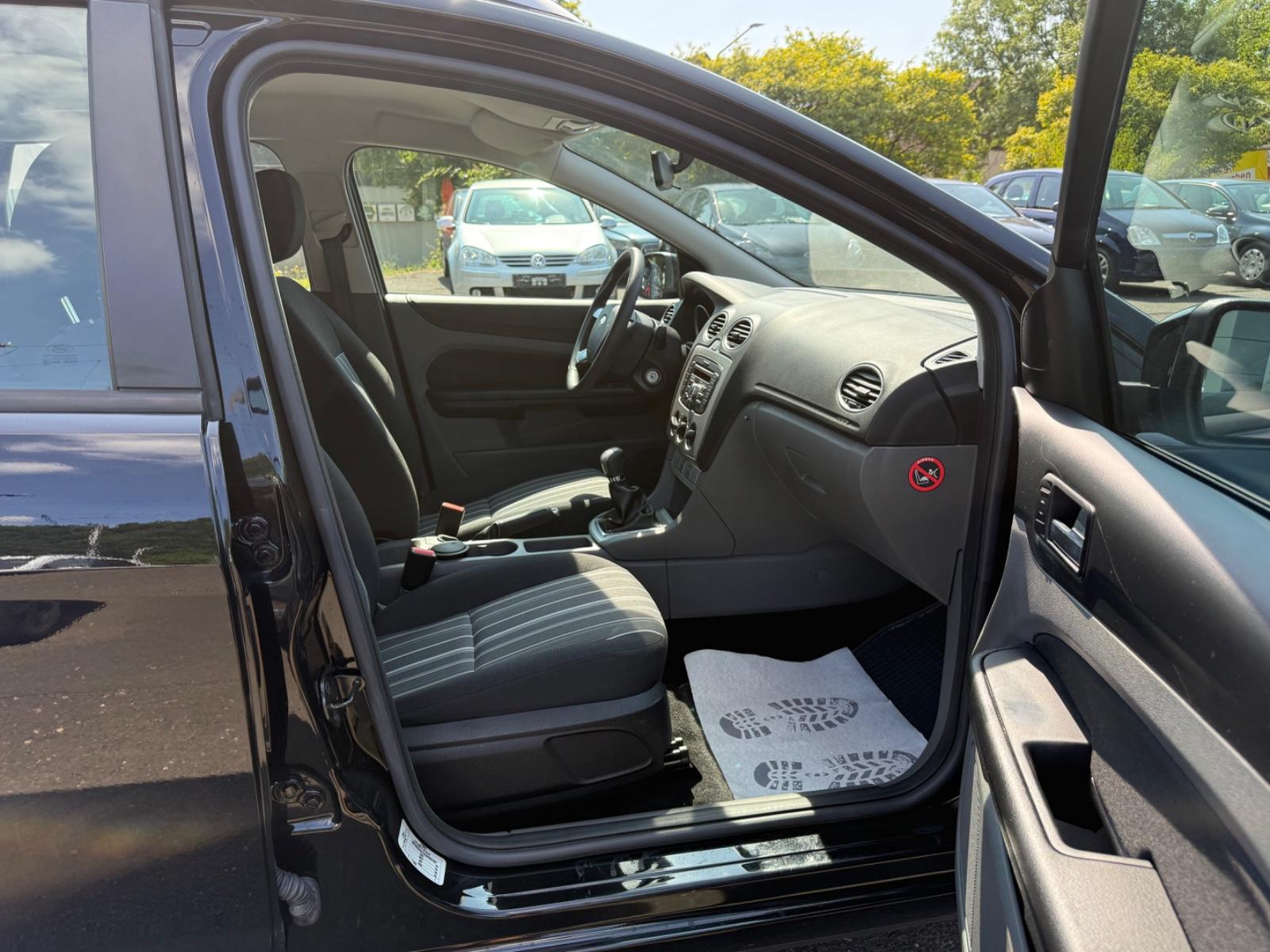 Ford Focus 2010 — photo 18