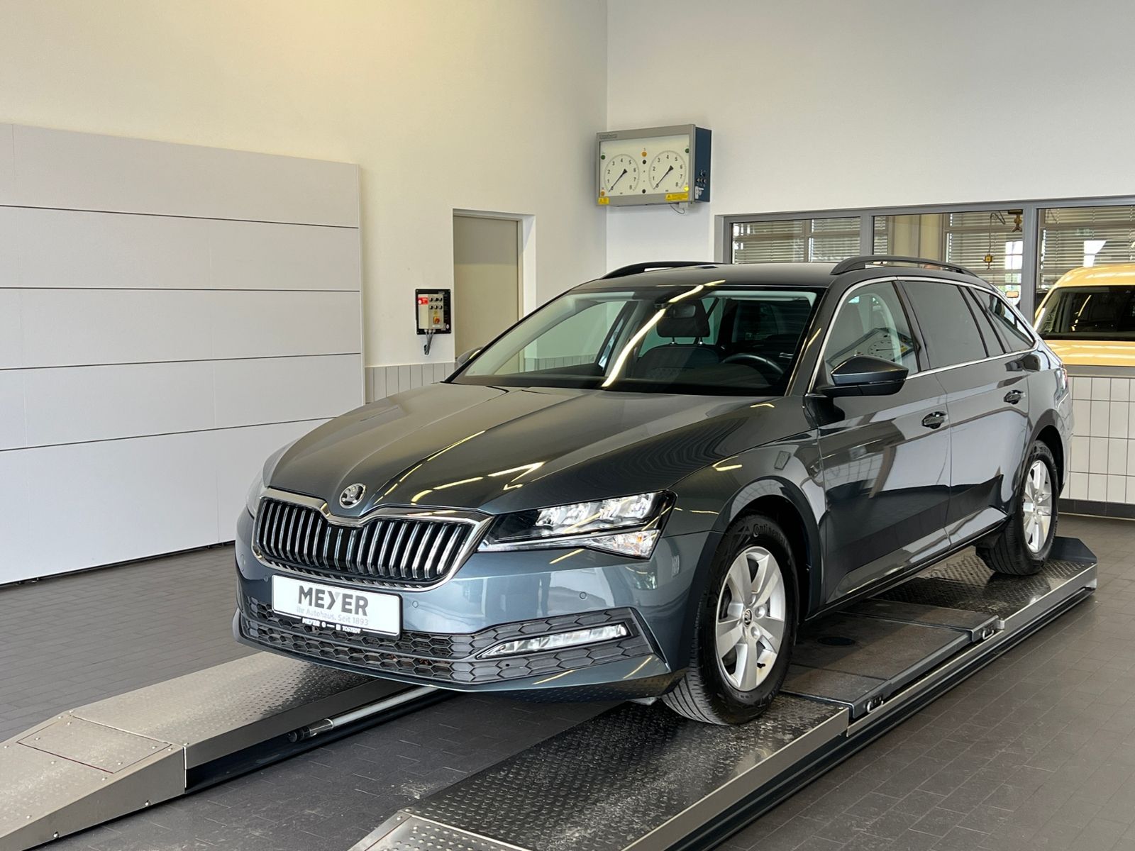 Fahrzeugabbildung SKODA Superb Combi Ambition 1.5 TSI *LED, Climatronic,