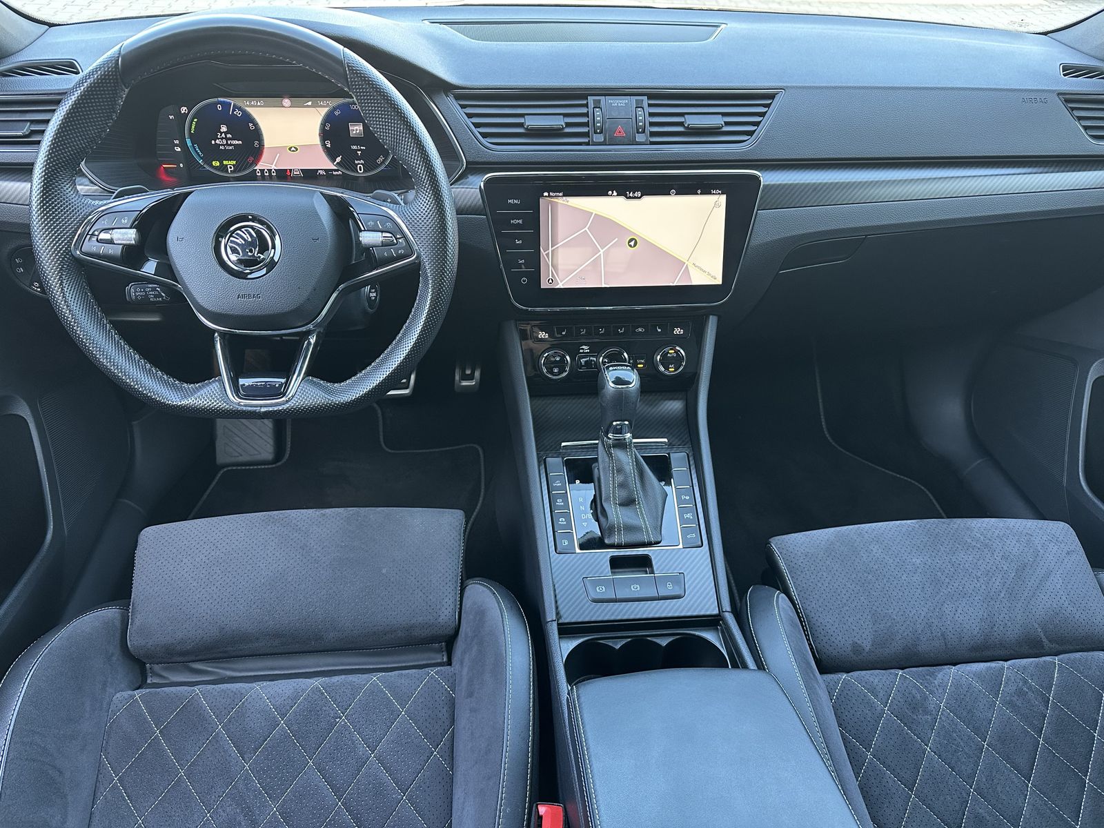 Fahrzeugabbildung SKODA Superb Combi Sportline iV NAV+LED+PANO+19ZO+360°