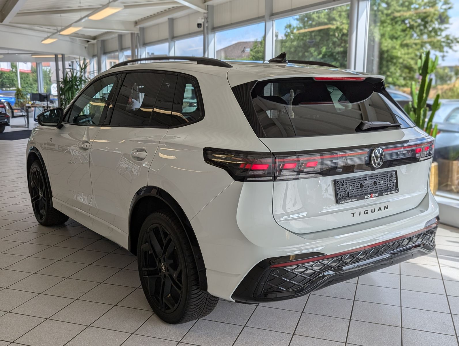 VW Tiguan 2.0TDI R-Line 4M Pano Black AHK Matrix 20 - Image 5