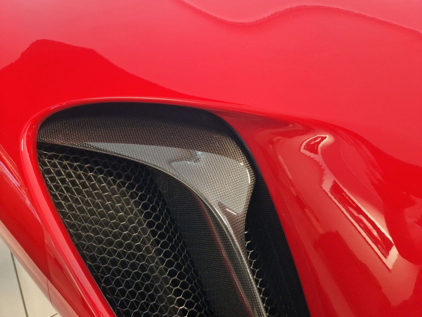 Fahrzeugabbildung Ferrari SF90*Carbon*Lift*dt.Fahrzeug*JBL*Racingsitze*