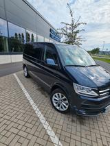 Volkswagen T6 Multivan - blaue Volkswagen T6 Multivan