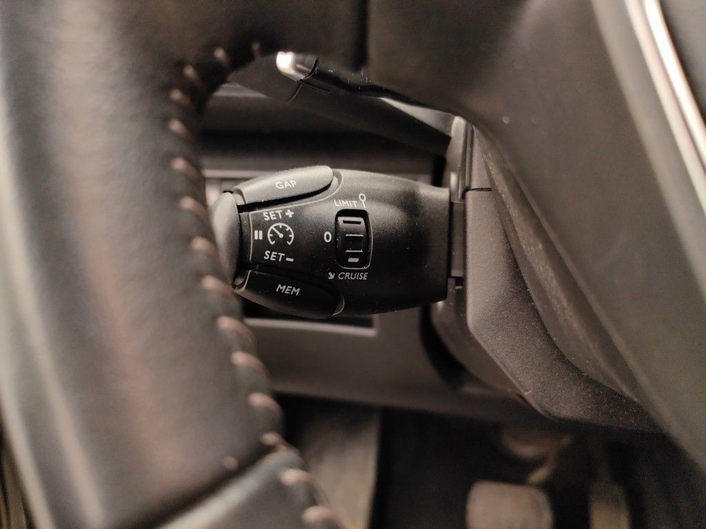 Fahrzeugabbildung Peugeot 2008 Allure Pack 1.2T NAVI/LED/PDC/180°CAM/DAB+