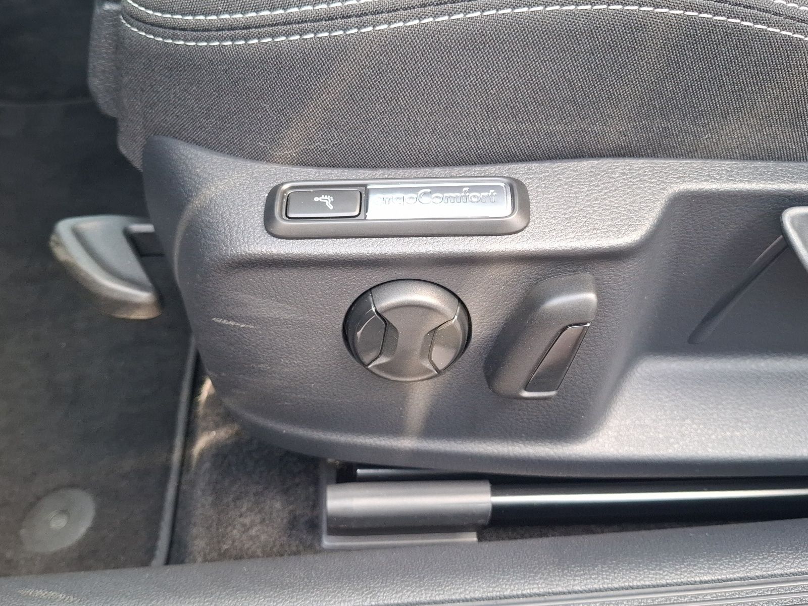 Fahrzeugabbildung Volkswagen Passat Variant TSI Business DSG Matrix Navi ACC