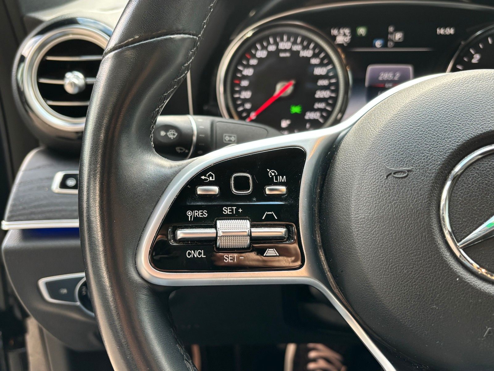 Fahrzeugabbildung Mercedes-Benz E 220d *Ambiente*Kamera*ACC*LED*SHZ