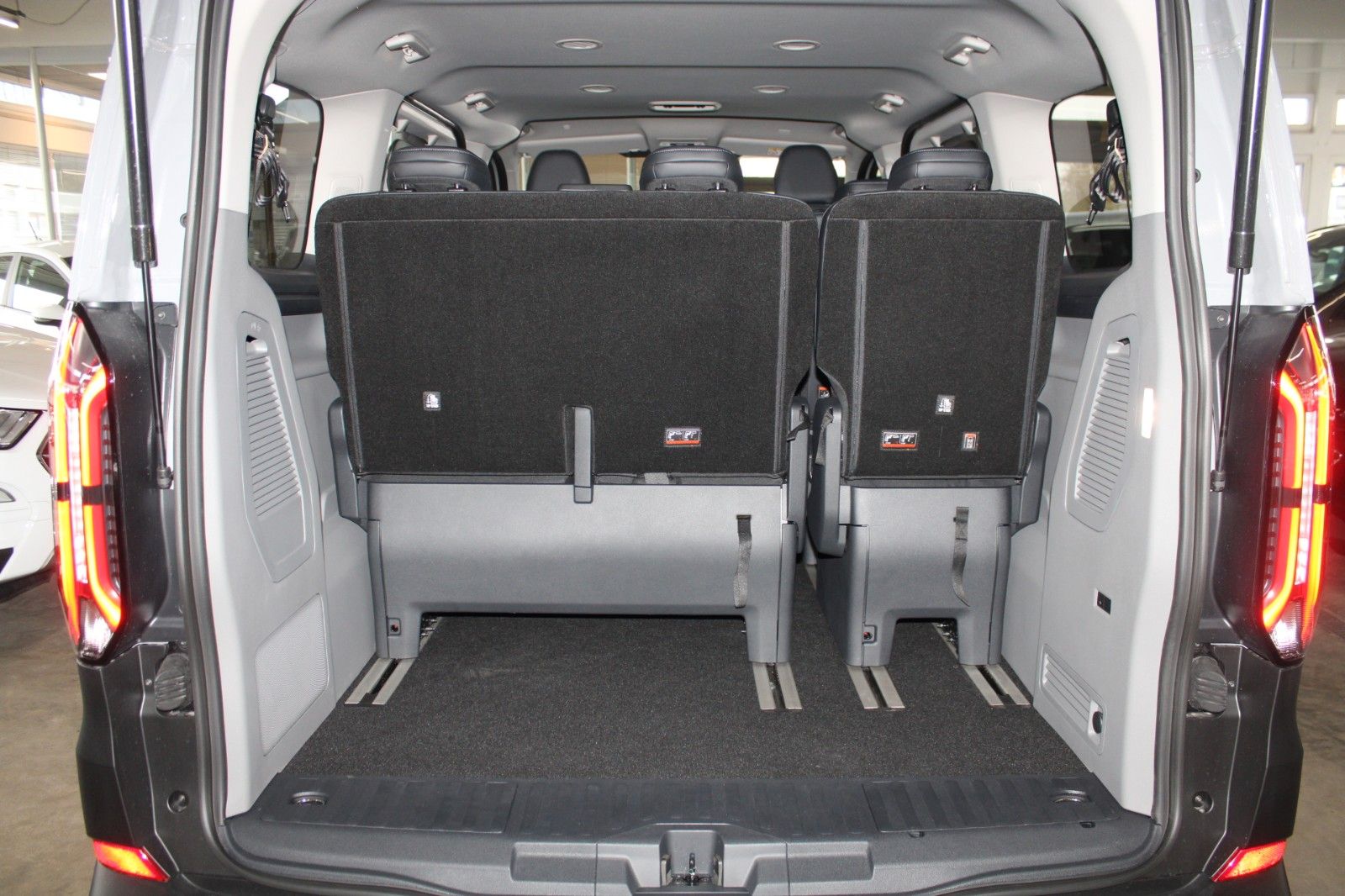 Fahrzeugabbildung Ford Tourneo Custom PHEV ACTIVE 8-Sitzer B&O NAVI LED