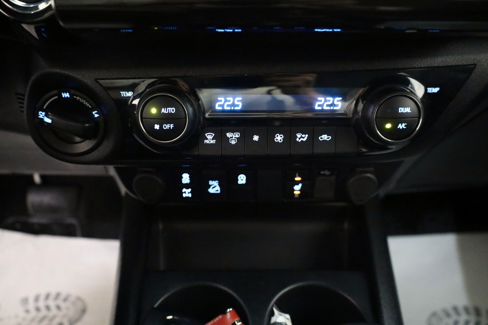 Fahrzeugabbildung Toyota Hilux 2.8 D-4D Invincible,Navi,ACC,  AHK