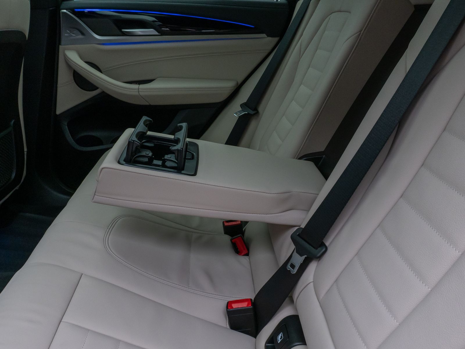 Fahrzeugabbildung BMW X4 xD30d M Sport Panorama Kamera HUD H/K AHK 21"