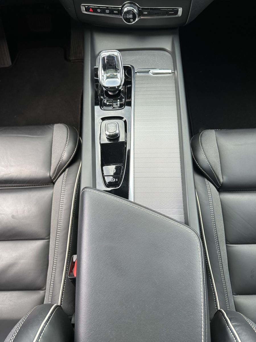 Fahrzeugabbildung Volvo XC60 B4 D AWD Plus Dark NAV+LED+PANORAMA+AHK+H&K