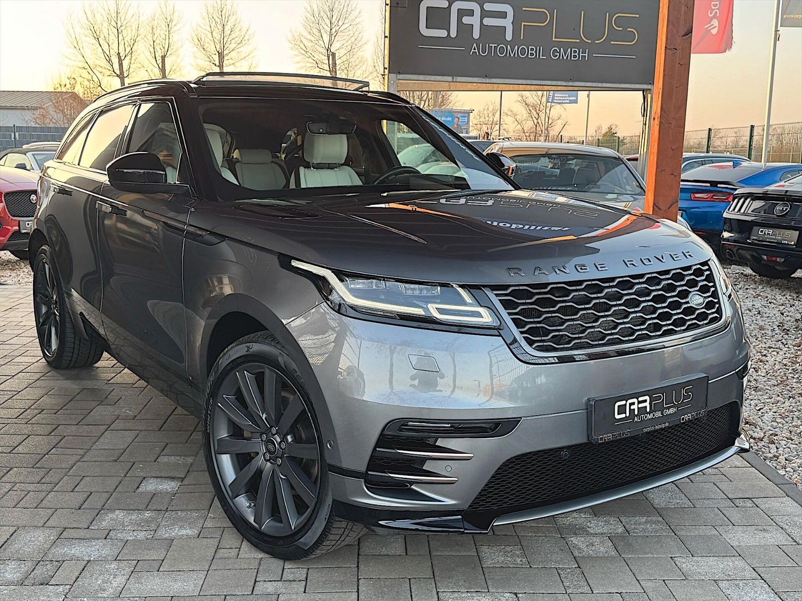 Fahrzeugabbildung Land Rover Range Rover Velar 3.0 R-Dynamic SE *Pano*LED*DAB