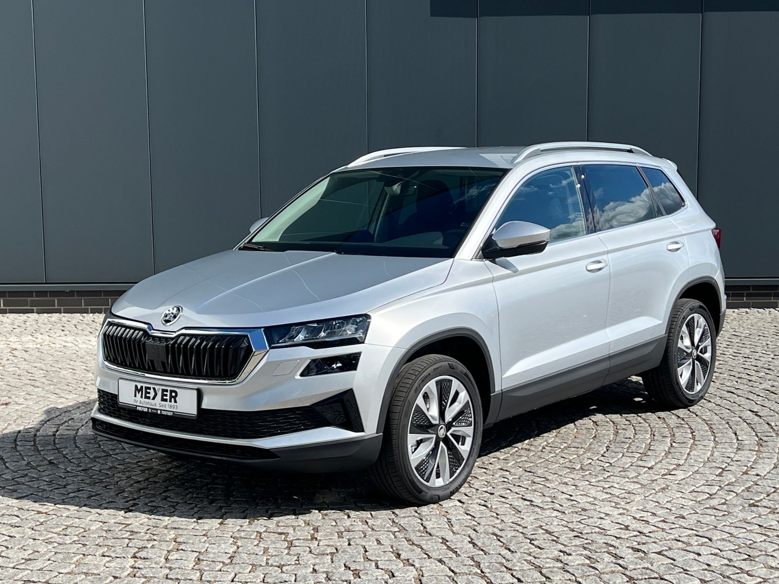 Fahrzeugabbildung SKODA Karoq Selection 1.5 TSI DSG *AHK, LED, ACC, 18"L