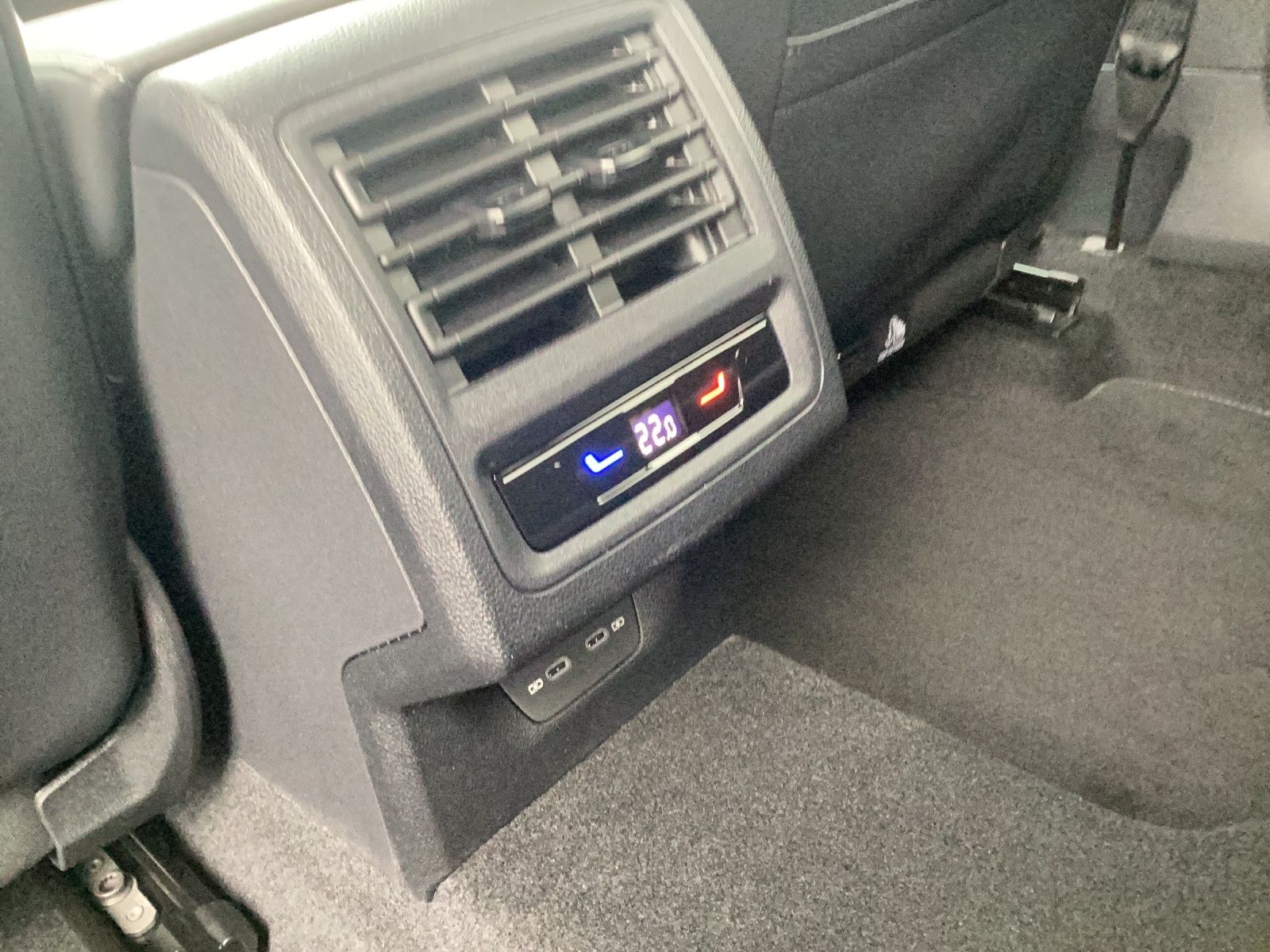 Fahrzeugabbildung Volkswagen Golf VIII Variant Life TDI DSG LED+ Navi ACC AHK