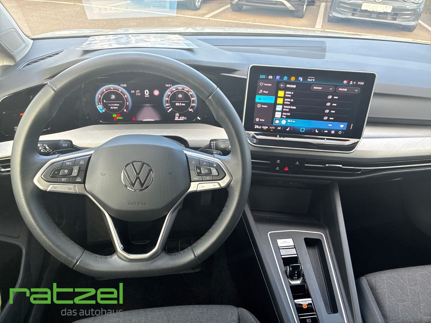 Fahrzeugabbildung Volkswagen Golf 1.5 TSI DSG Life Digitales Cockpit LED Sper