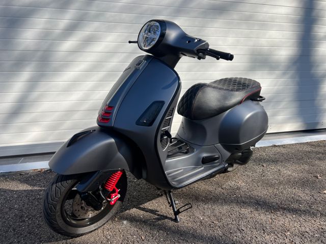 Vespa 300 GTS HPE 1. HAND