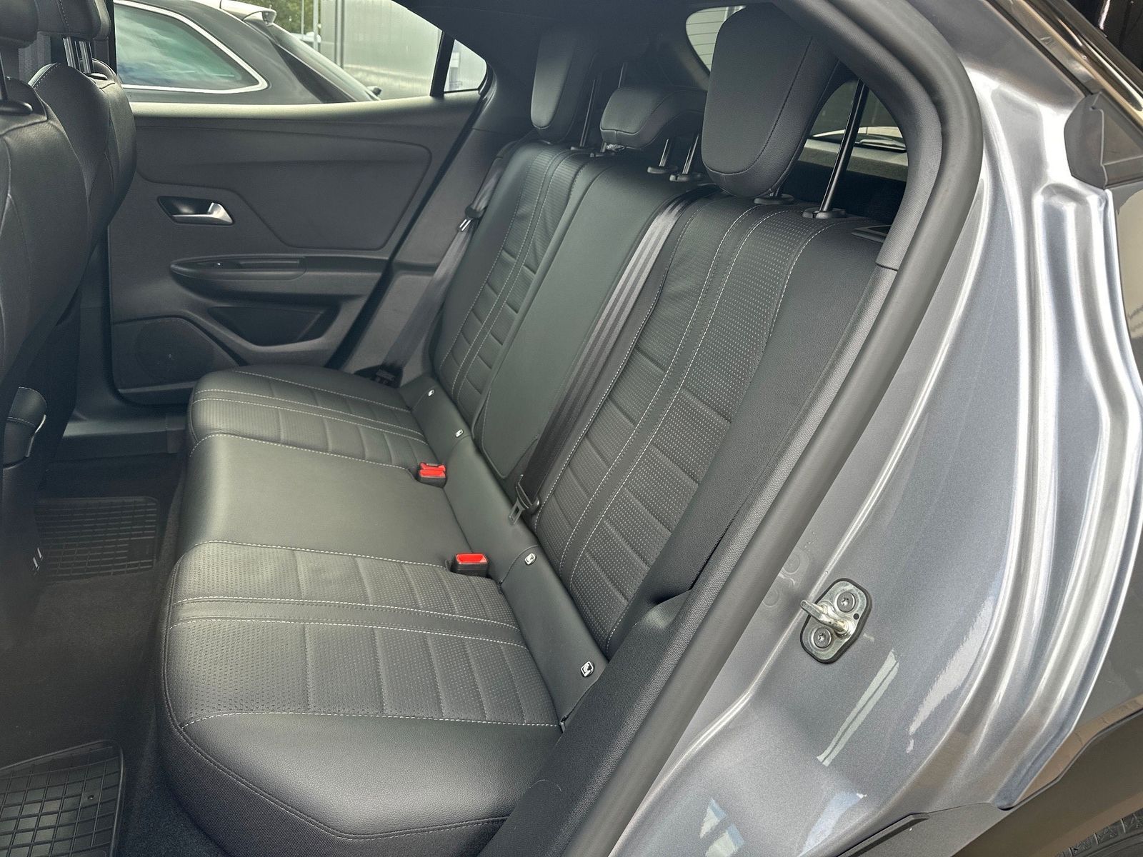 Fahrzeugabbildung Opel Mokka-e Ultimate NAV+LED+KAM+SHZ+KEYLESS+PDC+DAB