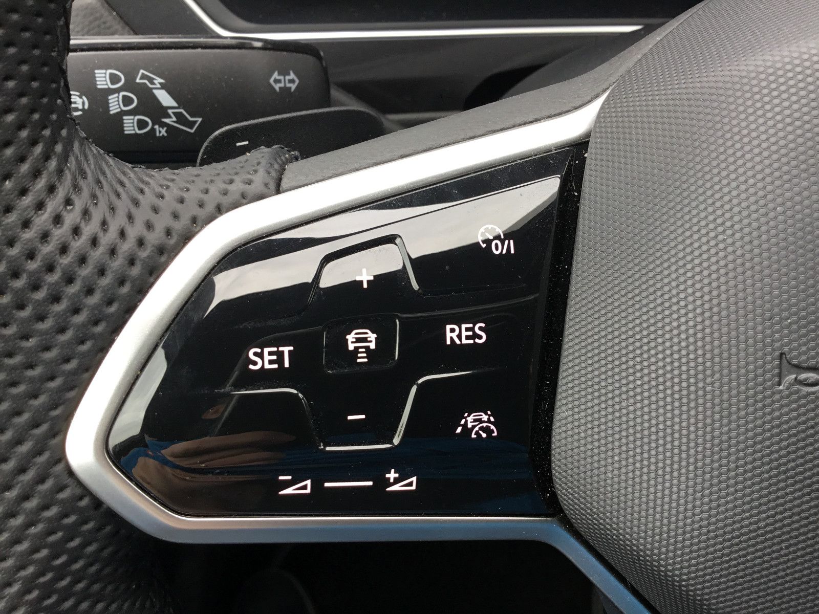 Fahrzeugabbildung Volkswagen Tiguan Allspace 2.0 TDI DSG 4M R-Line+AHK+20"