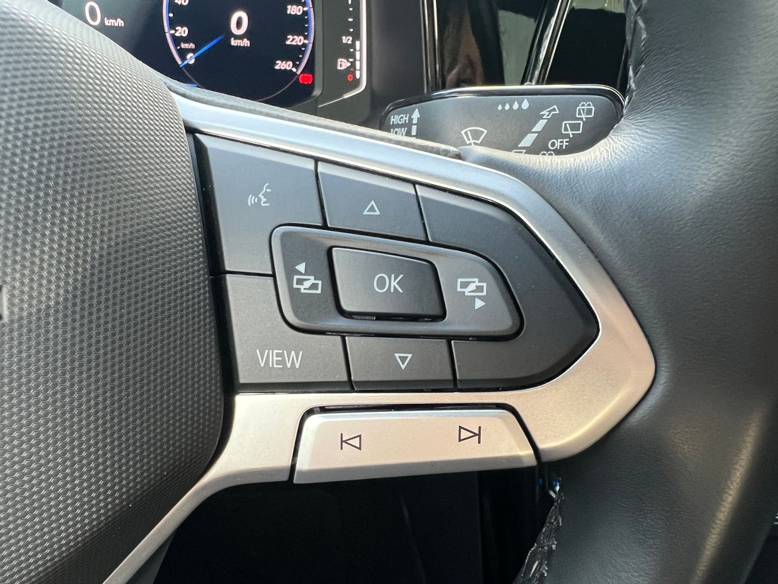 Fahrzeugabbildung Volkswagen T-Roc 1.0 TSI R-Line *AHK, LED-Plus, ACC, Panora