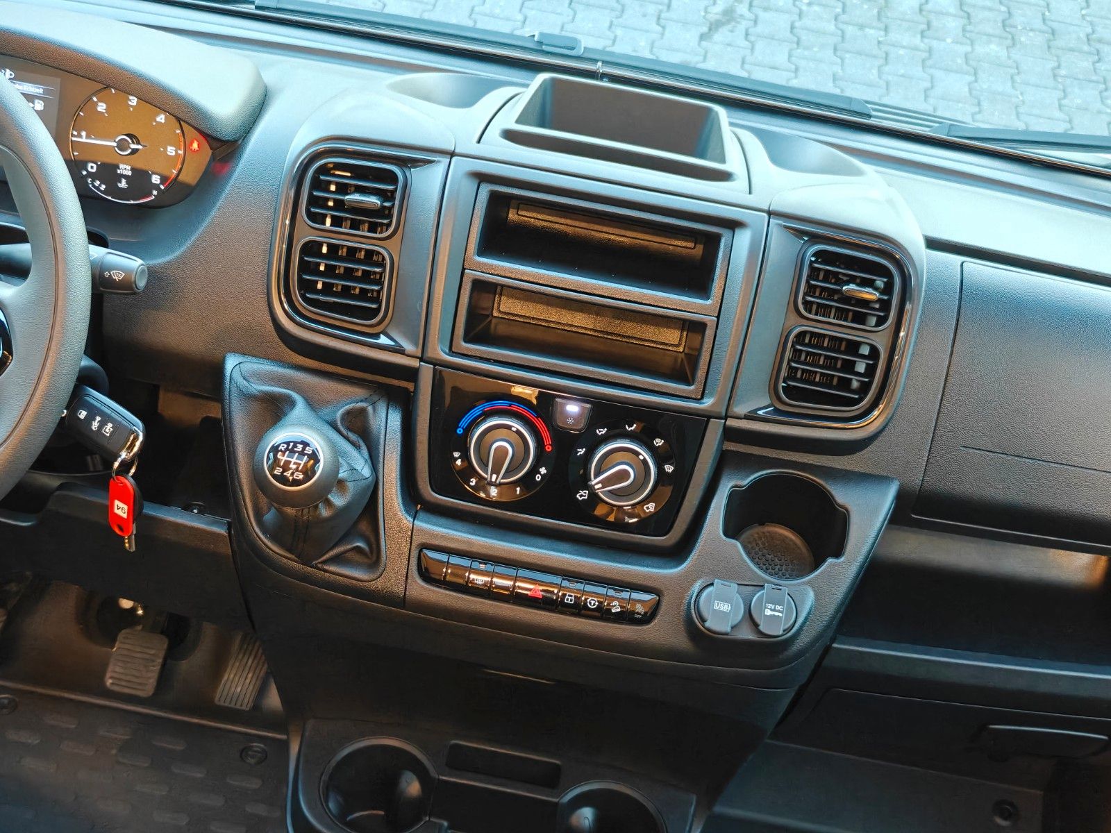 Fahrzeugabbildung LMC Tracer V 670 - Tracer Van Paket, 140PS, MJ2026 -