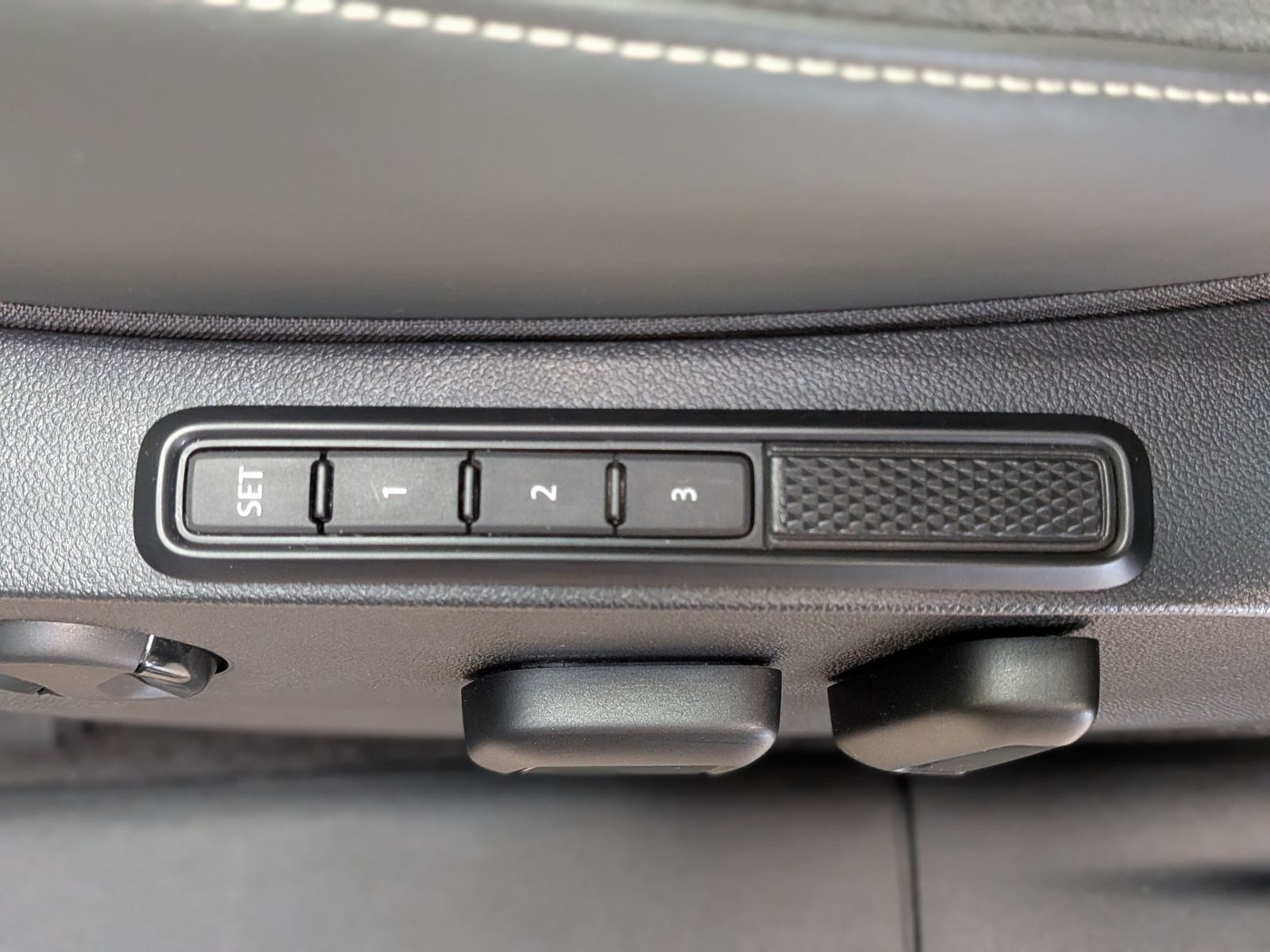 Fahrzeugabbildung CUPRA Terramarr 1.5 eTSI Tribe Sennh Matrix HUD AHK 20