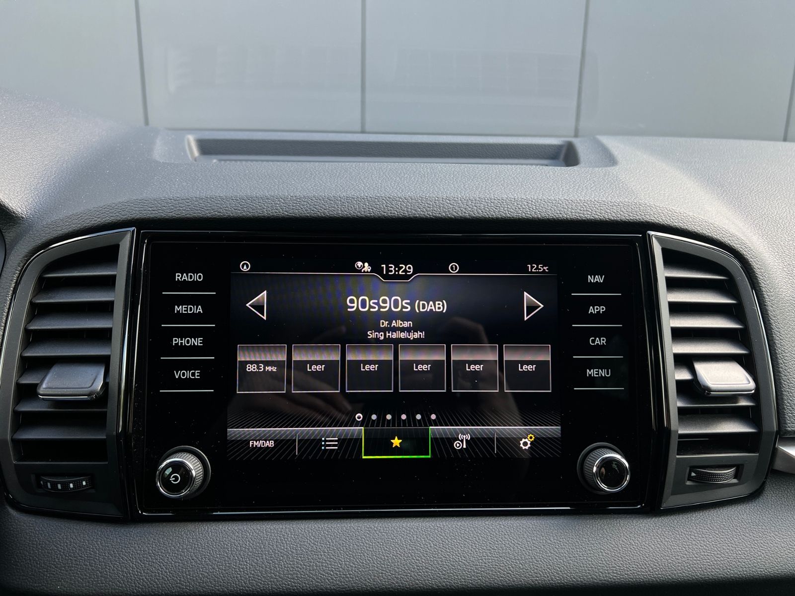 Fahrzeugabbildung SKODA Karoq Selection 1.5 TSI DSG *Standheizung, Kamer