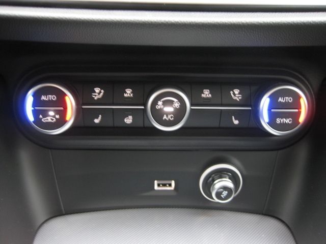 Fahrzeugabbildung Alfa Romeo Stelvio Veloce 2.2 16V AWD + Allrad + Panorama