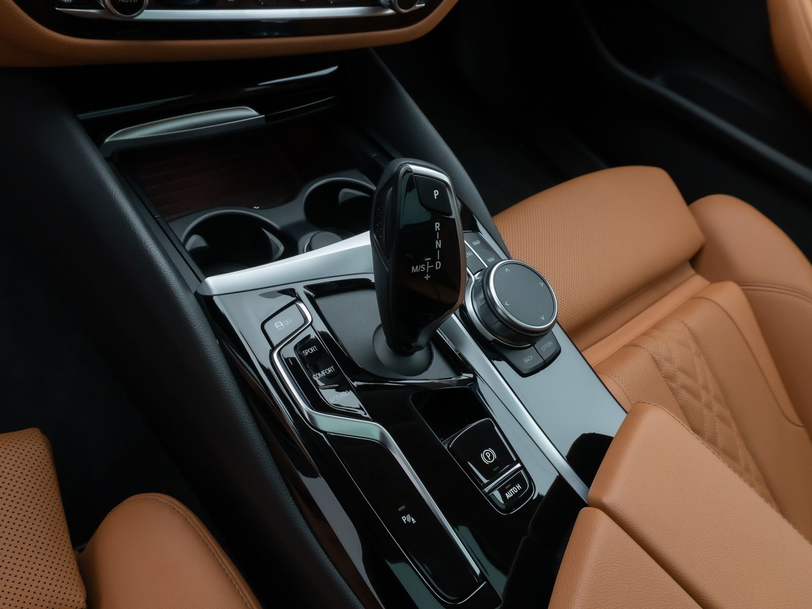 Fahrzeugabbildung BMW 520d Panorama Kamera DAB HiFi AHK M Sport Alarm