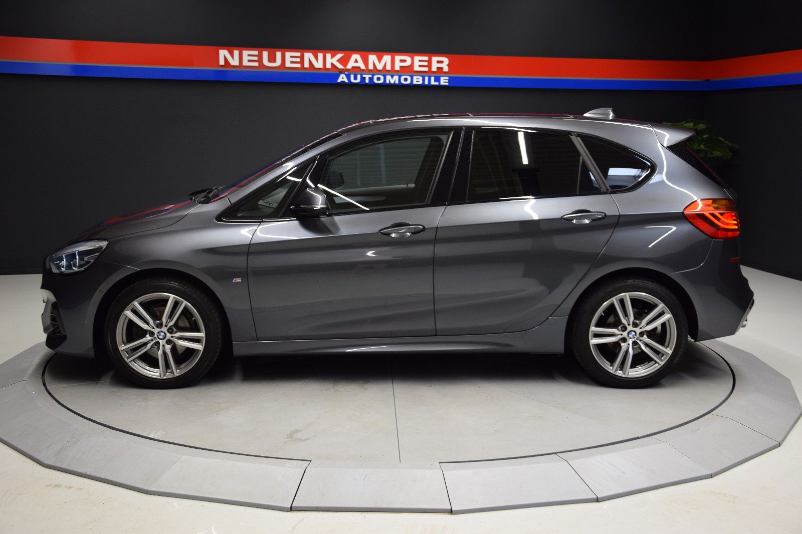 Fahrzeugabbildung BMW 220d Active Tourer xDrive M Sport Pano HUD Kame