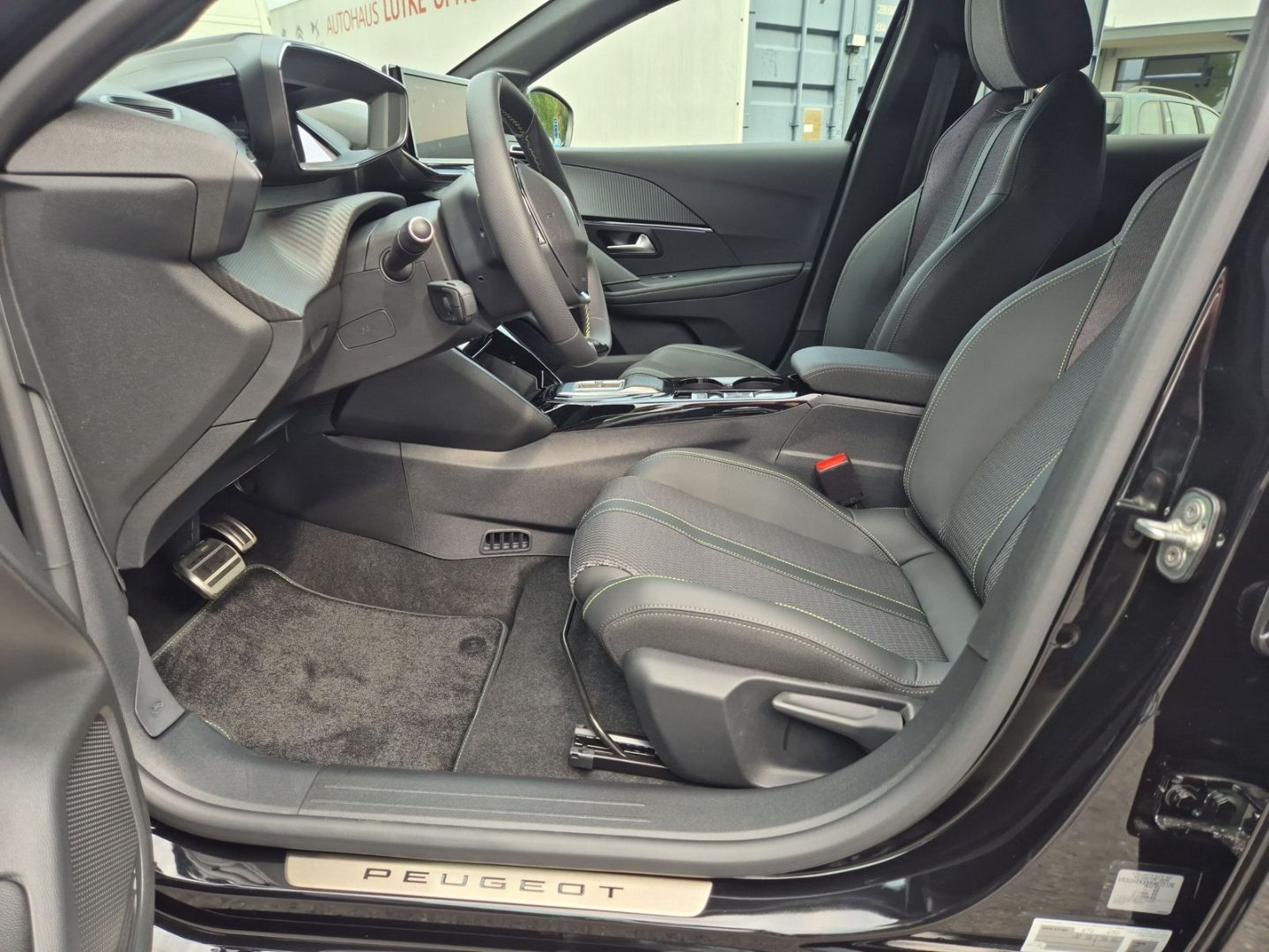 Fahrzeugabbildung Peugeot 208 e- Neuer GT Elektromotor 136 Navi 360 Kamera
