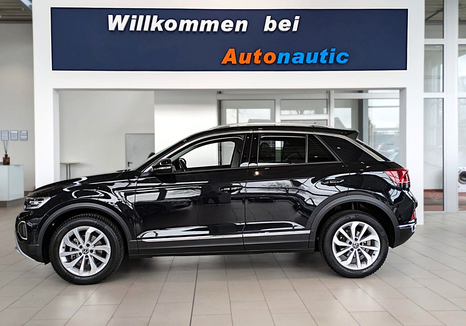Fahrzeugabbildung Volkswagen T-Roc 2.0 TDI STYLE NAVI SHZ ACC LED CAM AHK