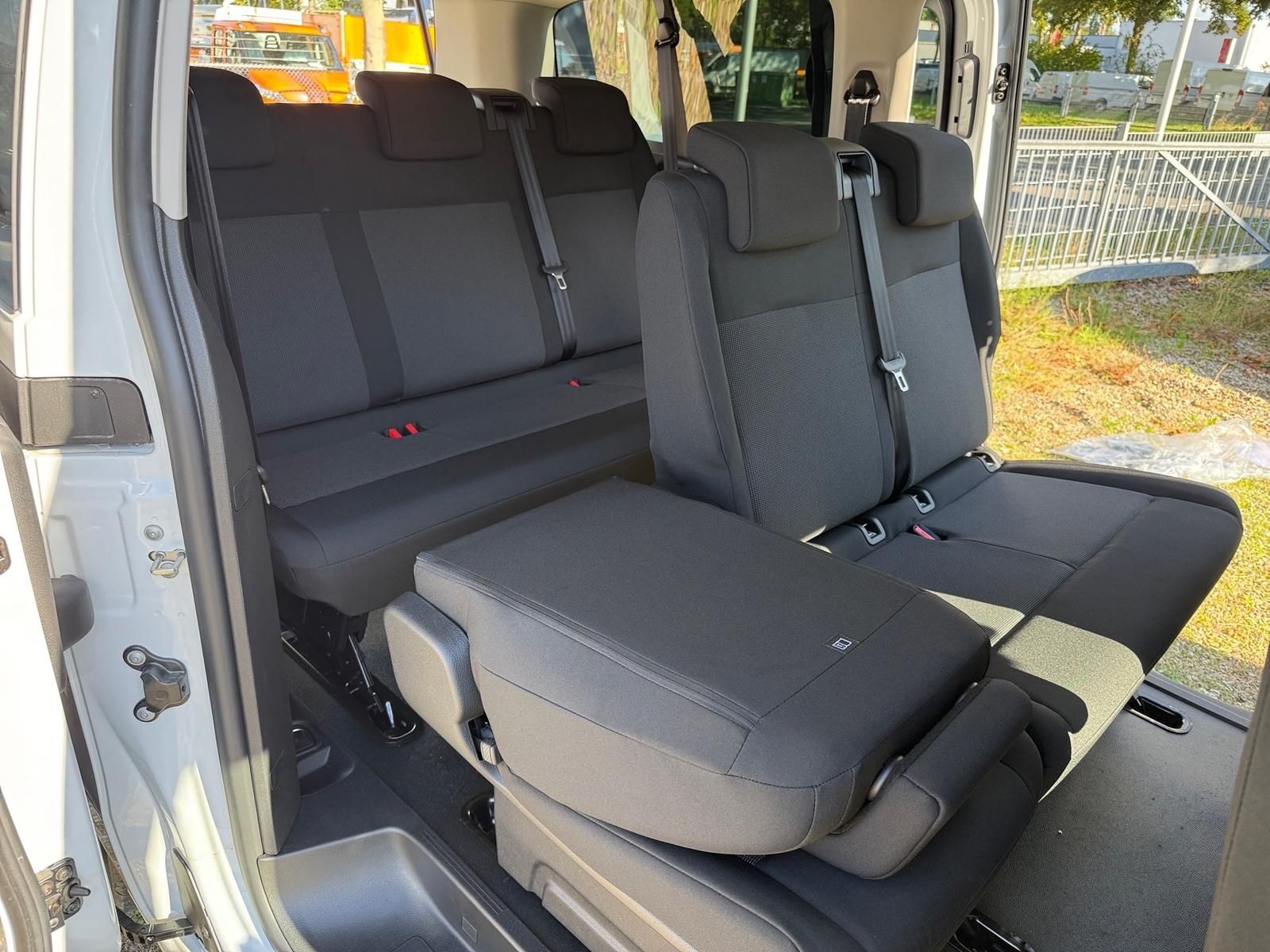 Fahrzeugabbildung Opel Vivaro Kombi XL 2.2 AT8