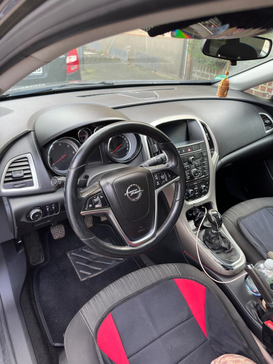 Opel Astra 2012 — rear view