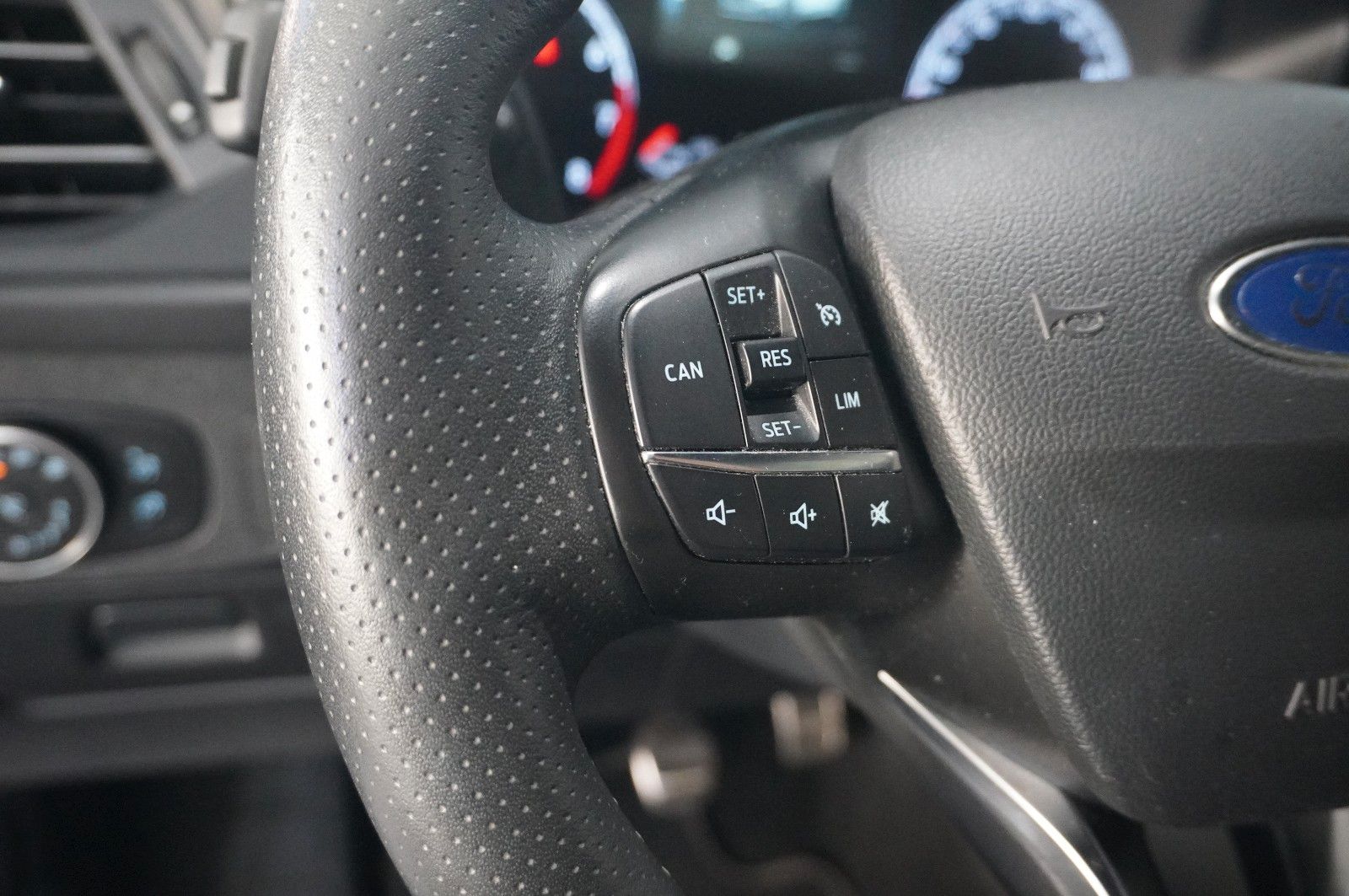 Fahrzeugabbildung Ford Focus Lim. ST 2.3 ECOBOOST NAVI/LED/SH/SPORT/B&O