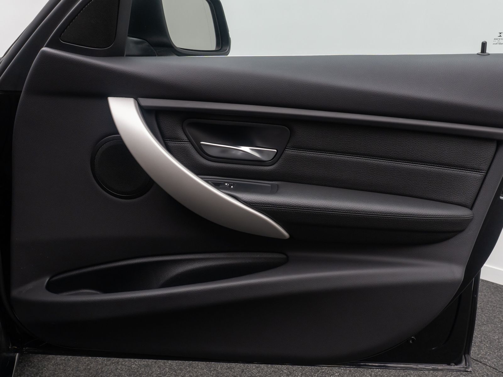 Fahrzeugabbildung BMW 320d HUD HiFi NaviPro Alarm DriveAss Komfo Leder