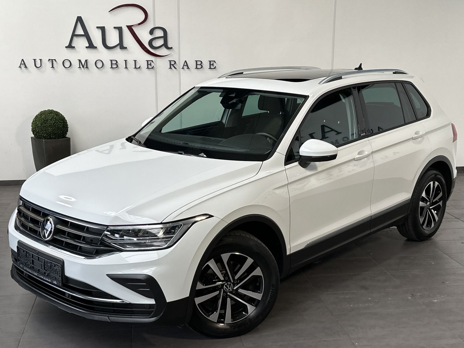 Fahrzeugabbildung Volkswagen Tiguan 1.5 TSI DSG United NAV+LED+AHK+PANO+360°