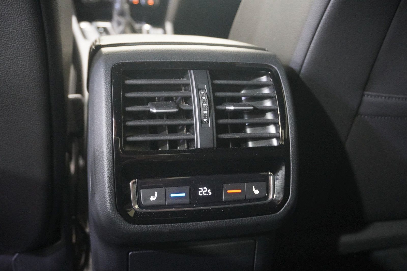 Fahrzeugabbildung Volkswagen Arteon 2.0 TSI R-LINE DSG NAVI/LED/KAMERA/VIRT.